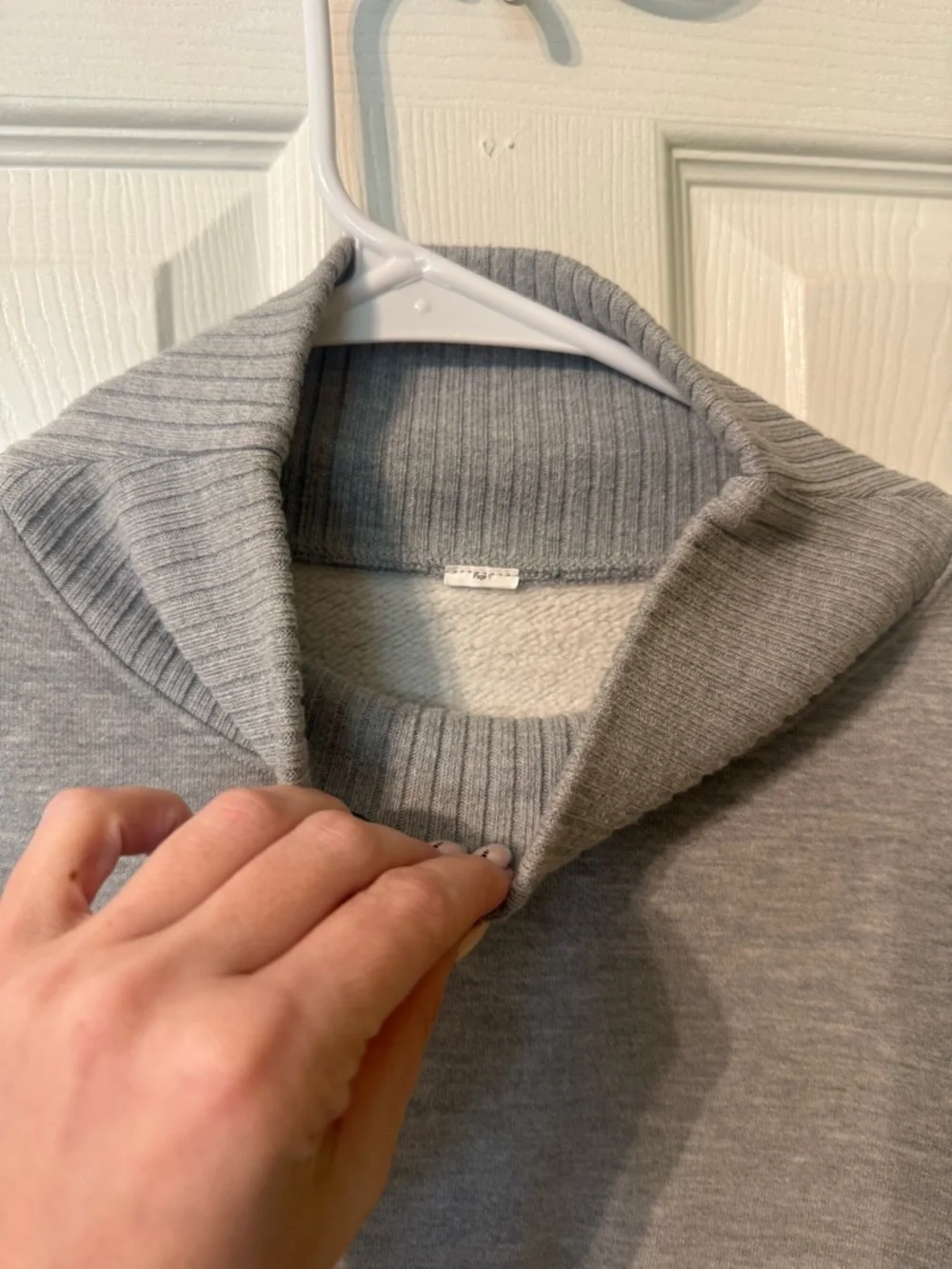 ALO Yoga Cropped Gray Turtleneck Sweater - Picture 2 of 4